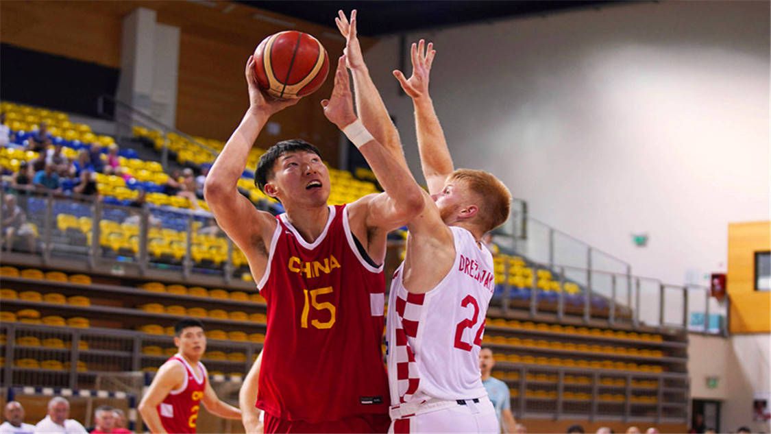 英超-曼城1-1利物浦 哈兰德50球里程碑阿诺德扳平北京时间11月25日20:30，英超联赛第13轮曼城迎战利物浦的比赛，上半场阿利森开门球失误，阿克助攻哈兰德低射破门创造英超最快达成50球的记录，半场结束，曼城1-0利物浦。